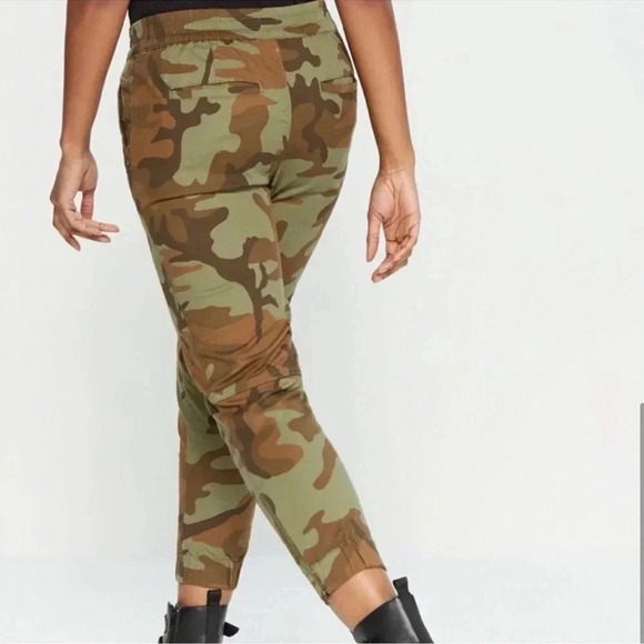 Levi’s mid rise ankle length camouflage print jogger pants size small - Picture 4 of 15
